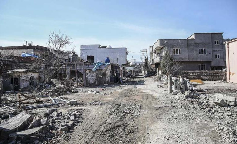 Cizre'de iki katlı ev çöktü: 2 ölü, 11 yaralı
