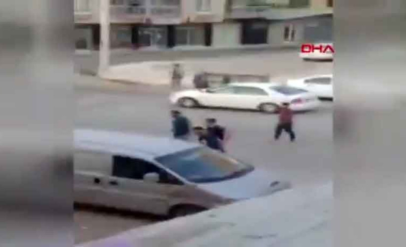 Sokak ortasındaki çatışma kamerada