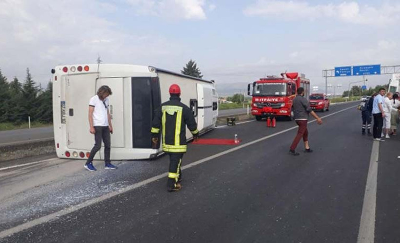 Denizli'de turist otobüsü devrildi: 17 yaralı