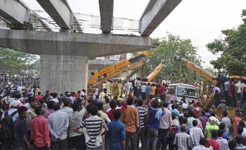 Hindistan'da üst geçit çöktü: 18 ölü