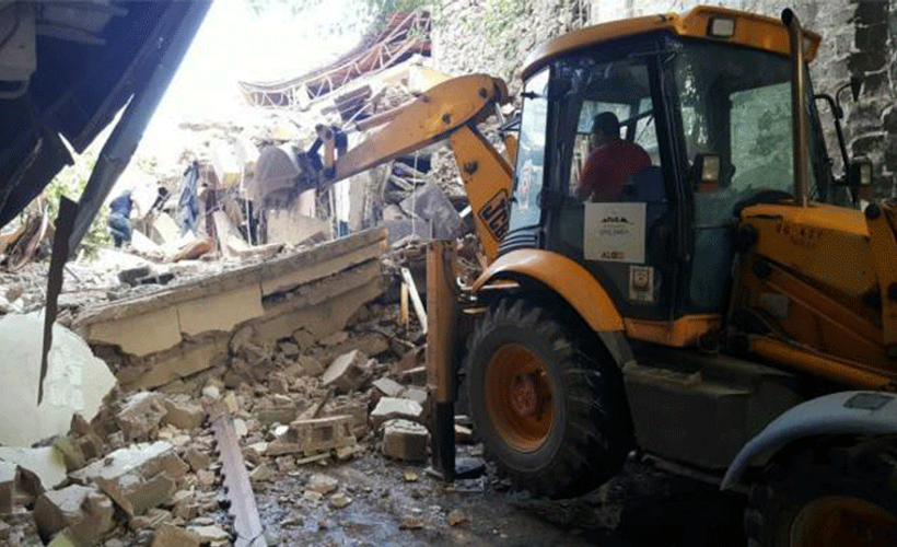 Koruma altındaki tarihi çarşı yıkıldı