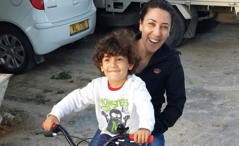 Cinnet getiren anne oğlunu 17 bıçak darbesiyle öldürdü