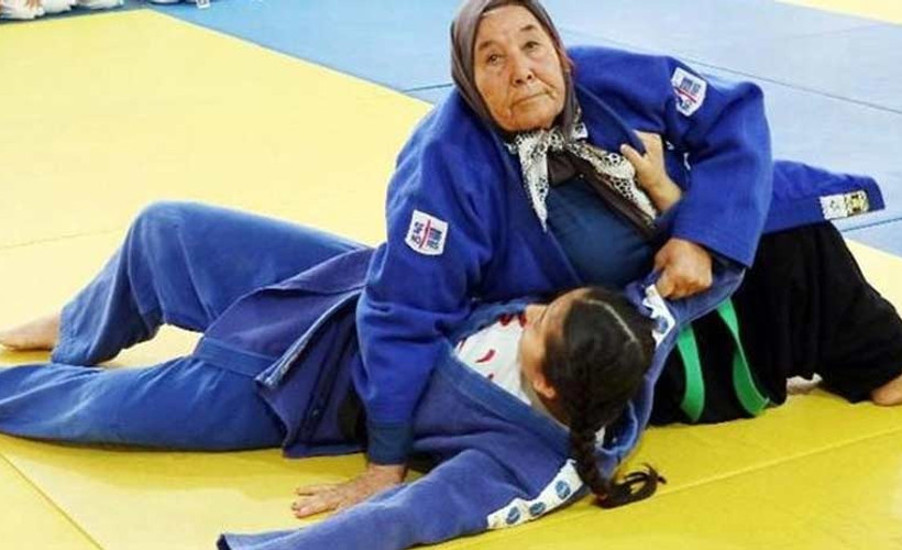 Ninja nene gençlere taş çıkartıyor
