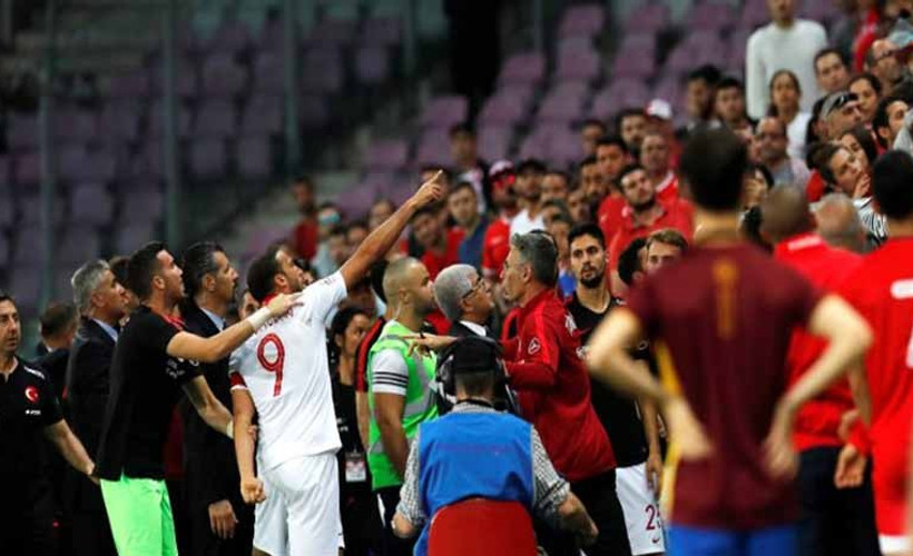 Türkiye-Tunus maçında seyirciler sahaya girdi