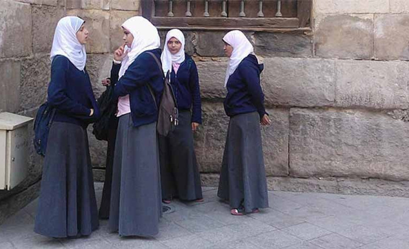 Uzun etek laikliğe aykırı sayıldı