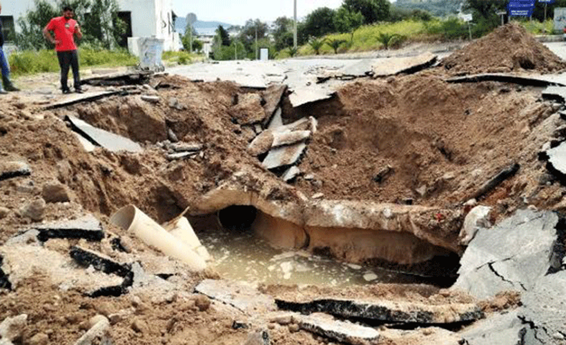 İsale hattı patladı, yol çöktü