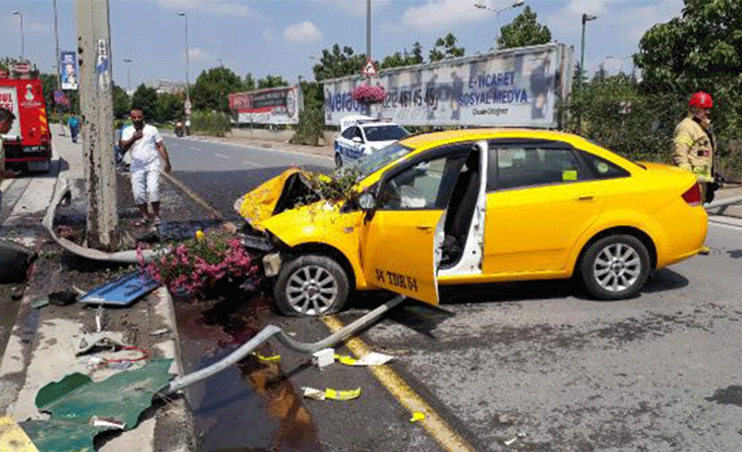 Kararsız taksici direğe çarptı