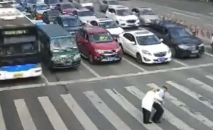 Yaşlı adamı sırtında karşıdan karşıya taşıdı