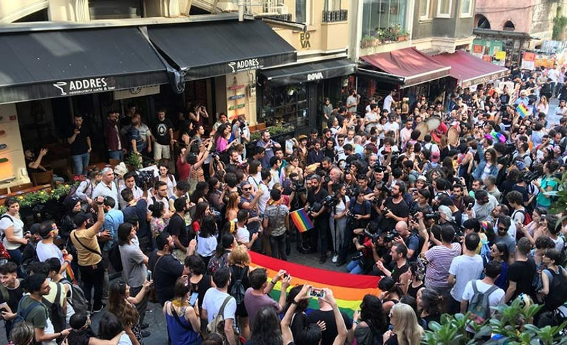Onur Yürüyüşü'ne polis müdahalesi