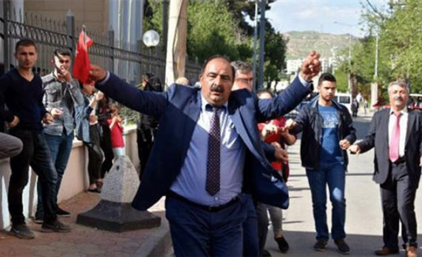AKP'li başkanın ağabeyi: Hizmeti hak etmiyorsunuz