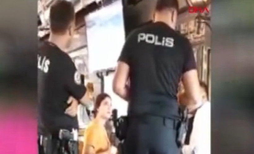 Kız arkadaşını gözaltına aldırıp evlilik teklif etti