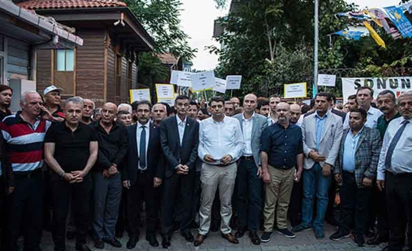 Kendisini Akşener'in evine zincirledi