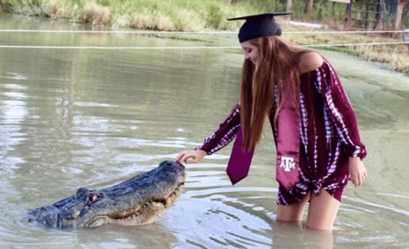 Dört metrelik timsahla mezuniyet fotoğrafı çektirdi