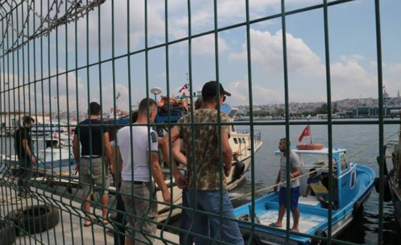 Balıkçı teknelerini limandan polis zoruyla çıkarıldı