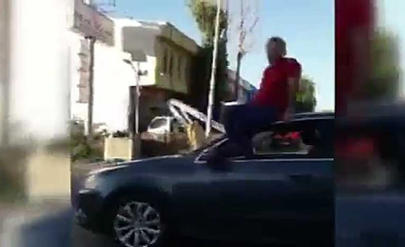 Otomobil'in tavanından araç sürdü