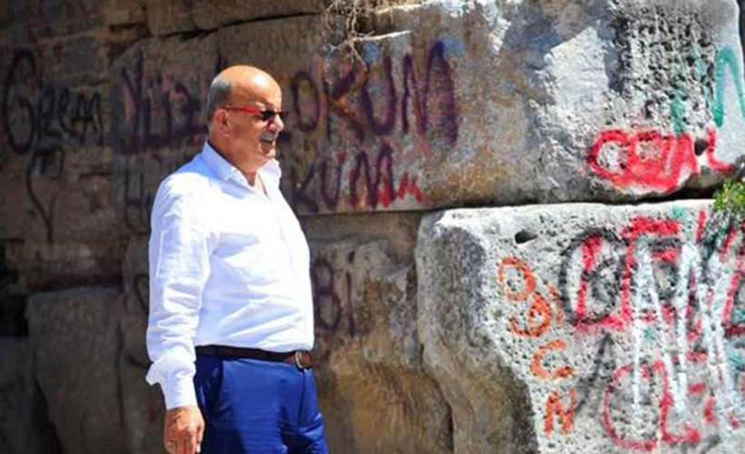 Belediye başkanı isyan etti: 2 bin yıllık surlarda aşkını ilan ediyor