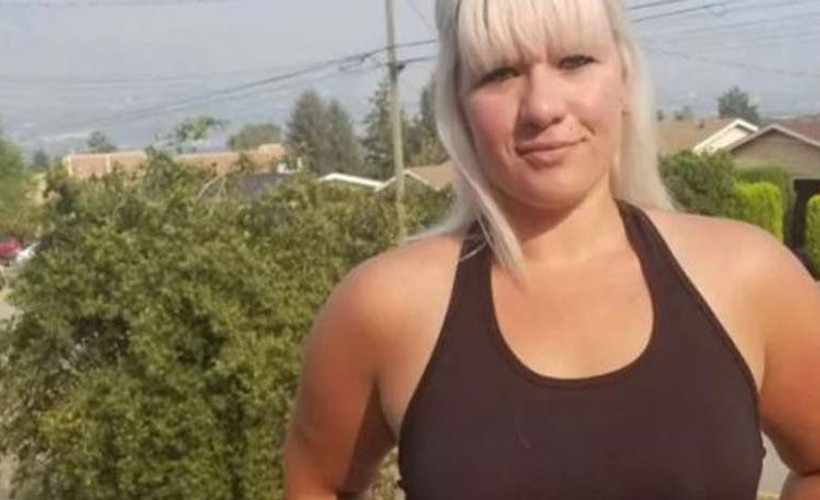 Sütyen takmadığı için işten kovuldu