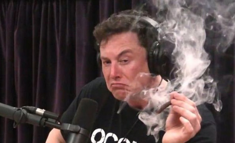 Musk canlı yayında esrar içti