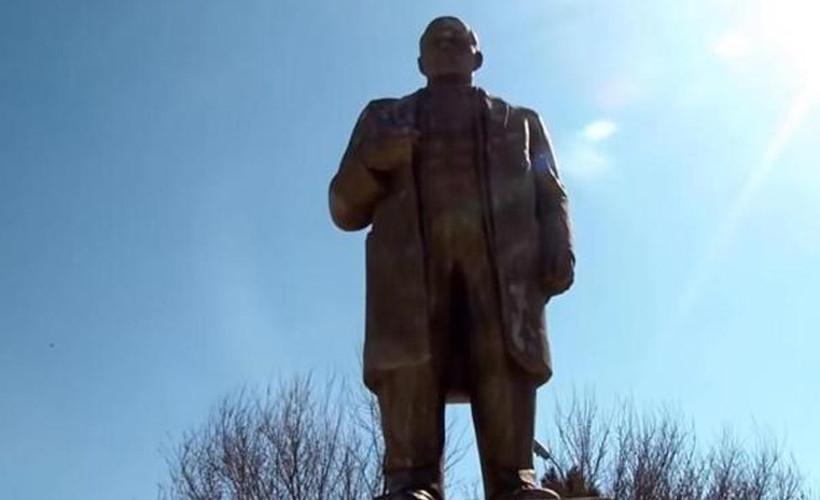 İmamlar para toplayıp Lenin heykelini restore etti