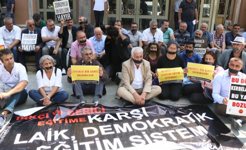 Zorunlu din dersine bantlı protesto
