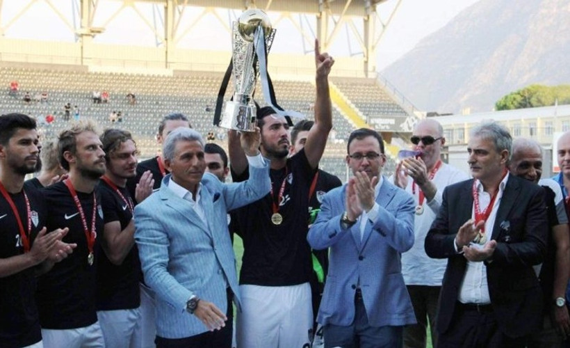 Kasaba borcu olan Manisaspor'un kupalarına haciz