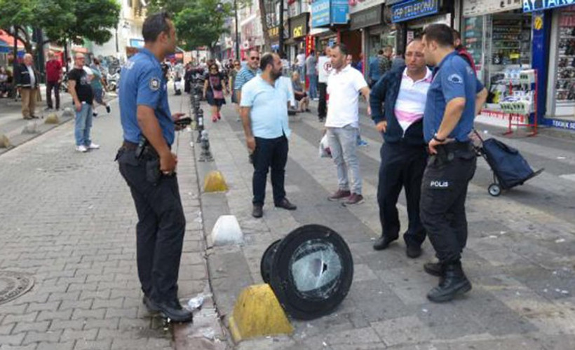 Kadıköy'de yürürken başına sokak lambası düştü