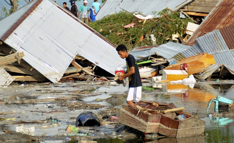 Endonezya'da depremin ardından tsunami: En az 30 ölü