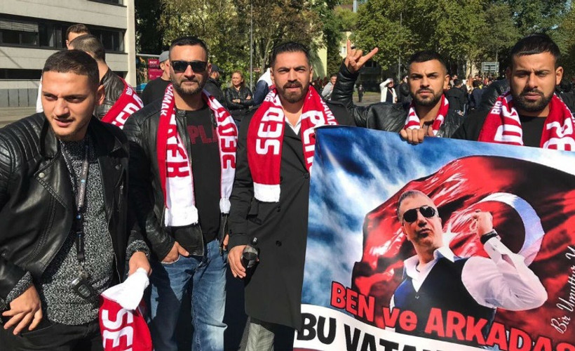 Köln'deki cami açılışında Sedat Peker pankartı