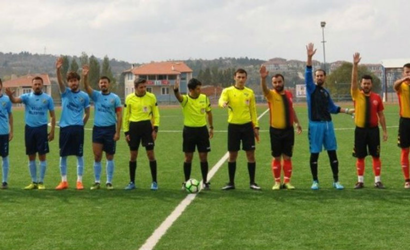 İki sarı veren hakem kırmızı kartı çıkarmayı unuttu