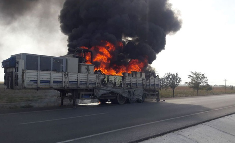 Taşıdığı sıcak demir TIR'ı yaktı