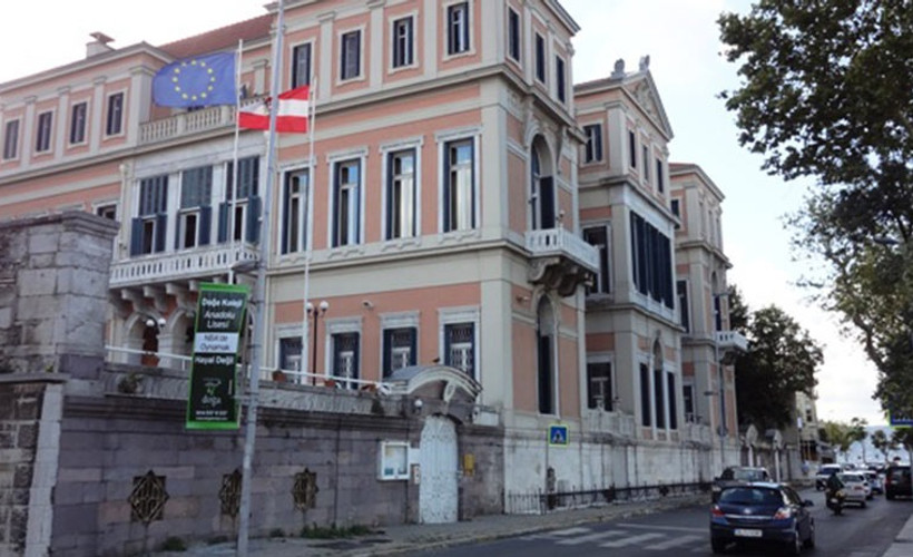 Elçilik önünde silah sesleri