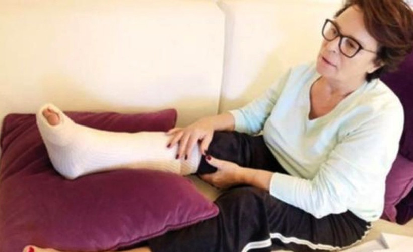 Hülya Koçyiğit'in kırılan topuğu çürüyor