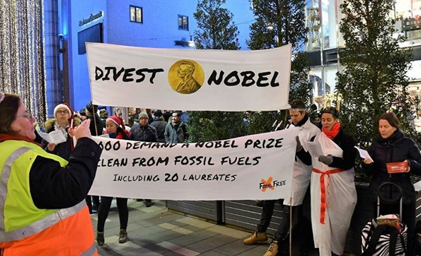 Protestolar eşliğinde Nobel Ödül töreni