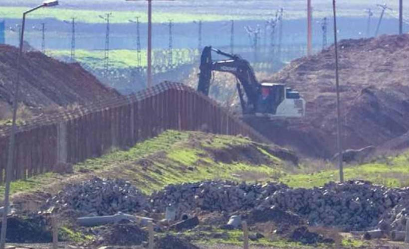 Ceylanpınar'da Suriye sınırı boyunca hendek kazılıyor