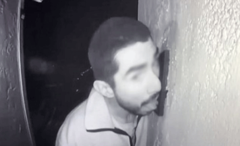 3 saat boyunca kapı zilini yaladı