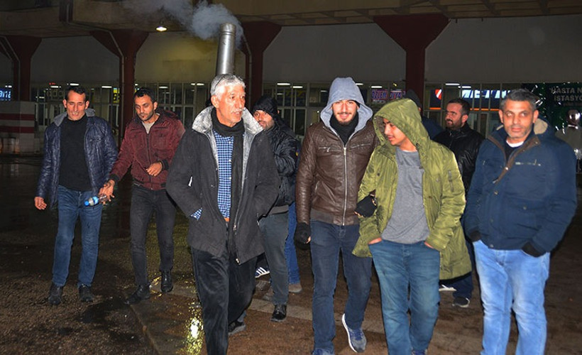 Sırtında soba ile dolaşan adam