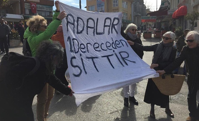 Binali Yıldırım'a, 'Adalar 1. Dereceden Sittir' protestosu