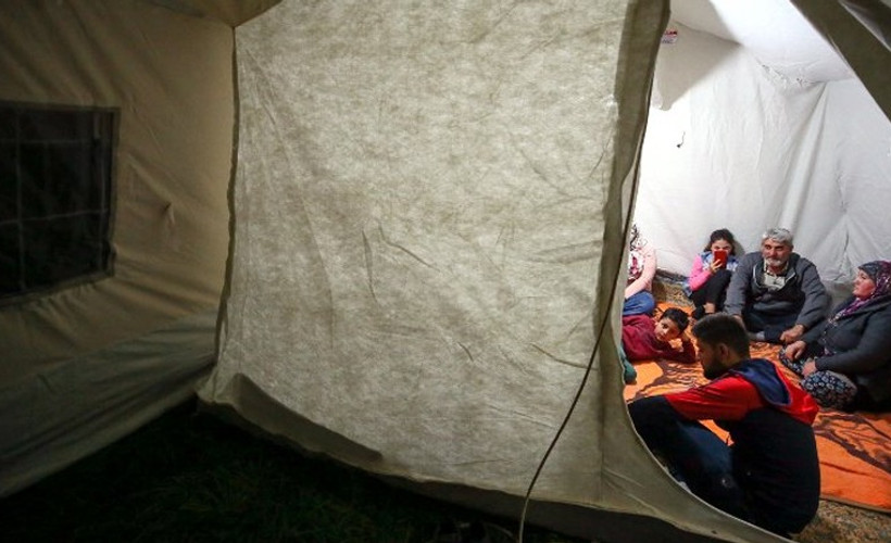 Denizli depreminden etkilenenler geceyi çadırlarda geçirdi