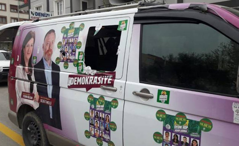 Menderes’te HDP aracına saldırı