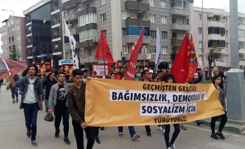 Denizleri anmak isteyen gençlere saldırı