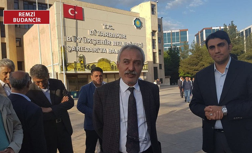 Diyarbakır Belediyesi'nde hareketlilik: Çevik kuvvet içeri girmek istedi
