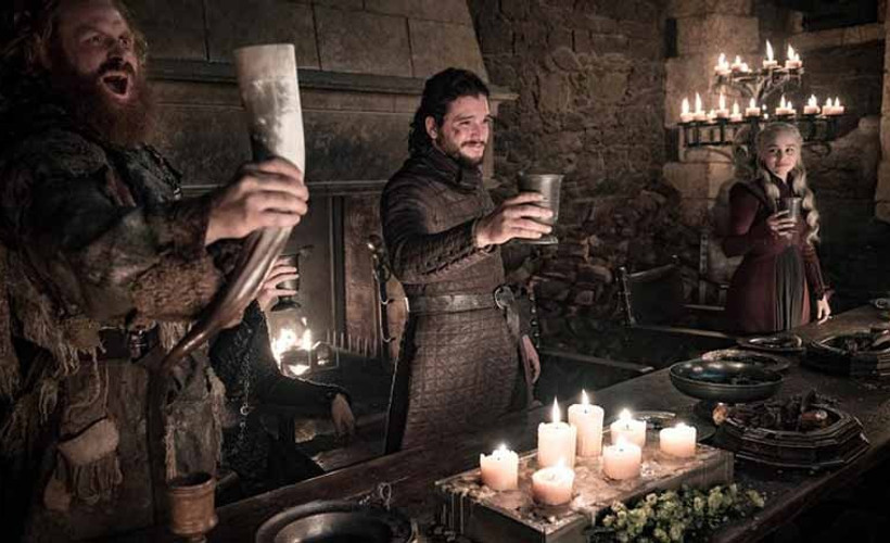 GoT'un sahnesinde bu kez de su şişesi 'unutuldu'
