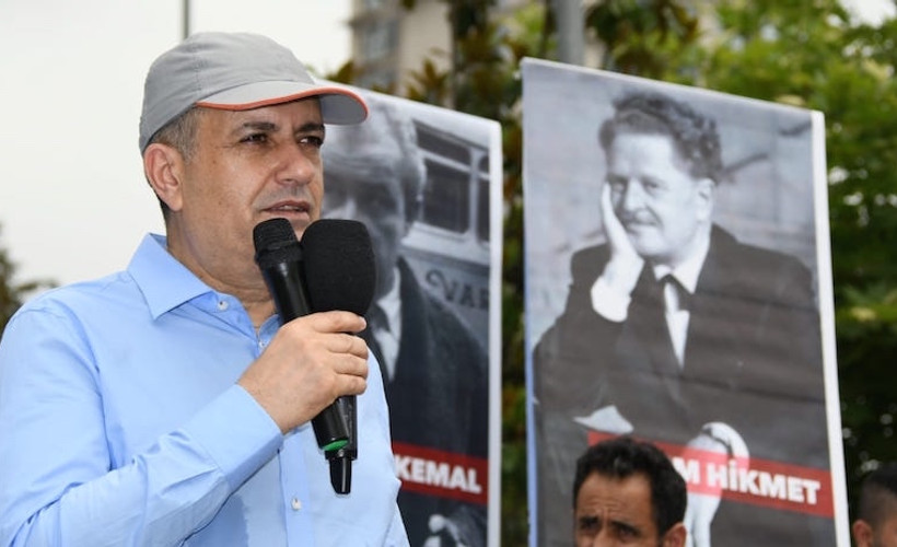 Esenyurt'ta AKP döneminde asılmayan Nazım Hikmet tabelası artık yerinde