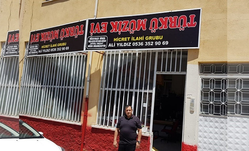 İşleri rast gitmeyince tabelayı ters yaptırdı