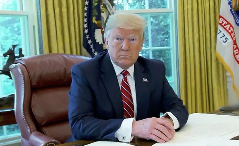 Trump, odada öksüren bir kişiyi dışarı attırdı