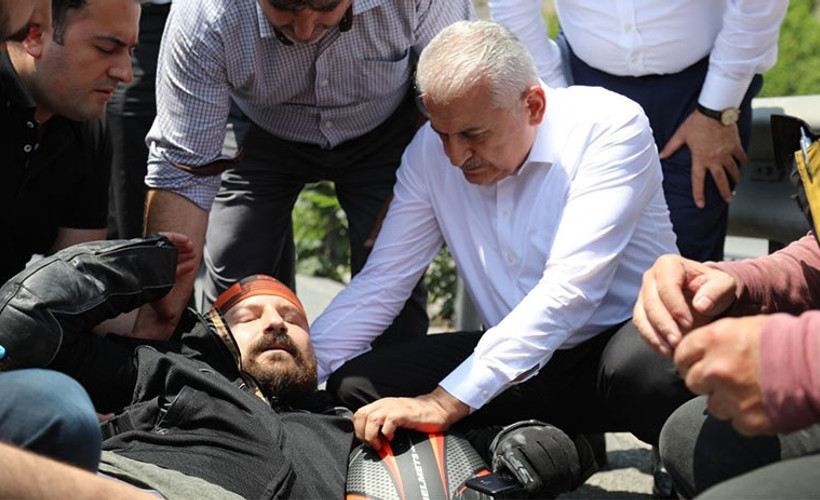 Yıldırım kaza yapan motosiklet sürücüsüne müdahale etti