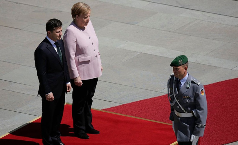Merkel, Ukrayna'da titreme nöbeti geçirdi