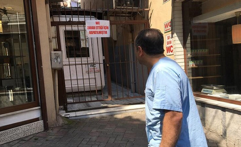 Zarar eden umumi tuvaletin kapısına kilit vuruldu