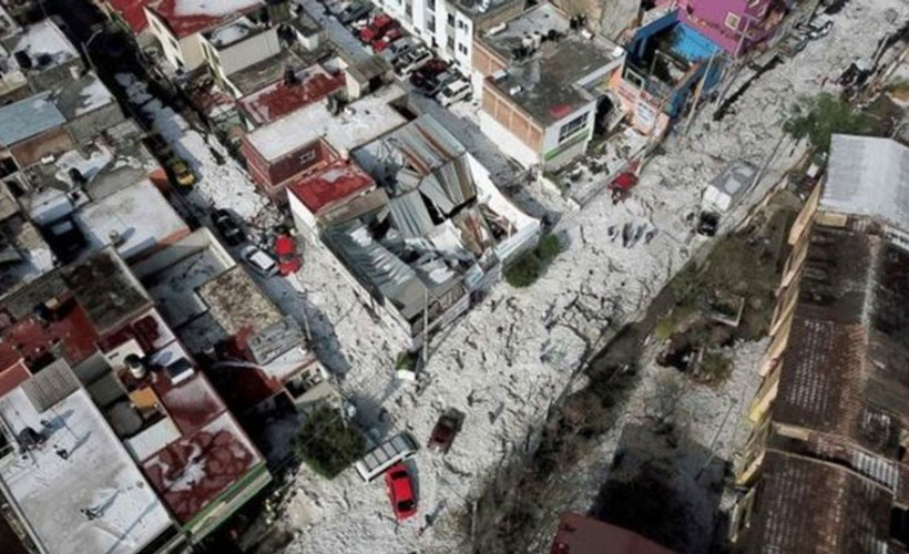 Meksika'da dolu fırtınası: Sıcaklığın 29 derece olduğu kent buzla kaplandı