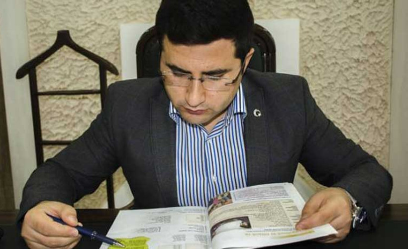 Kaymakam KHK'yle kapatılan kurumun kitabından Kürtçe öğreniyor